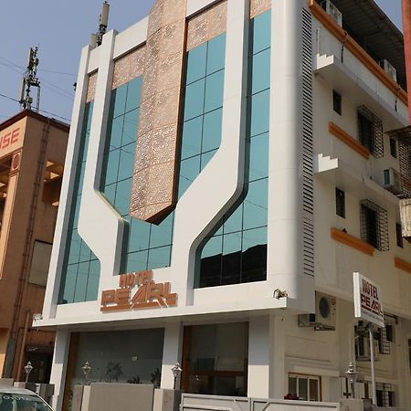 Hotel Pearl Нави Мумбай Екстериор снимка