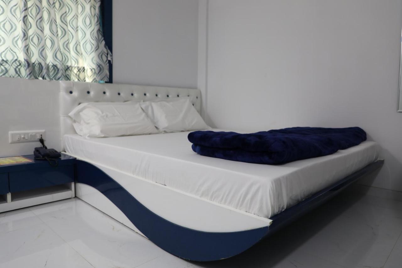 Hotel Pearl Нави Мумбай Екстериор снимка