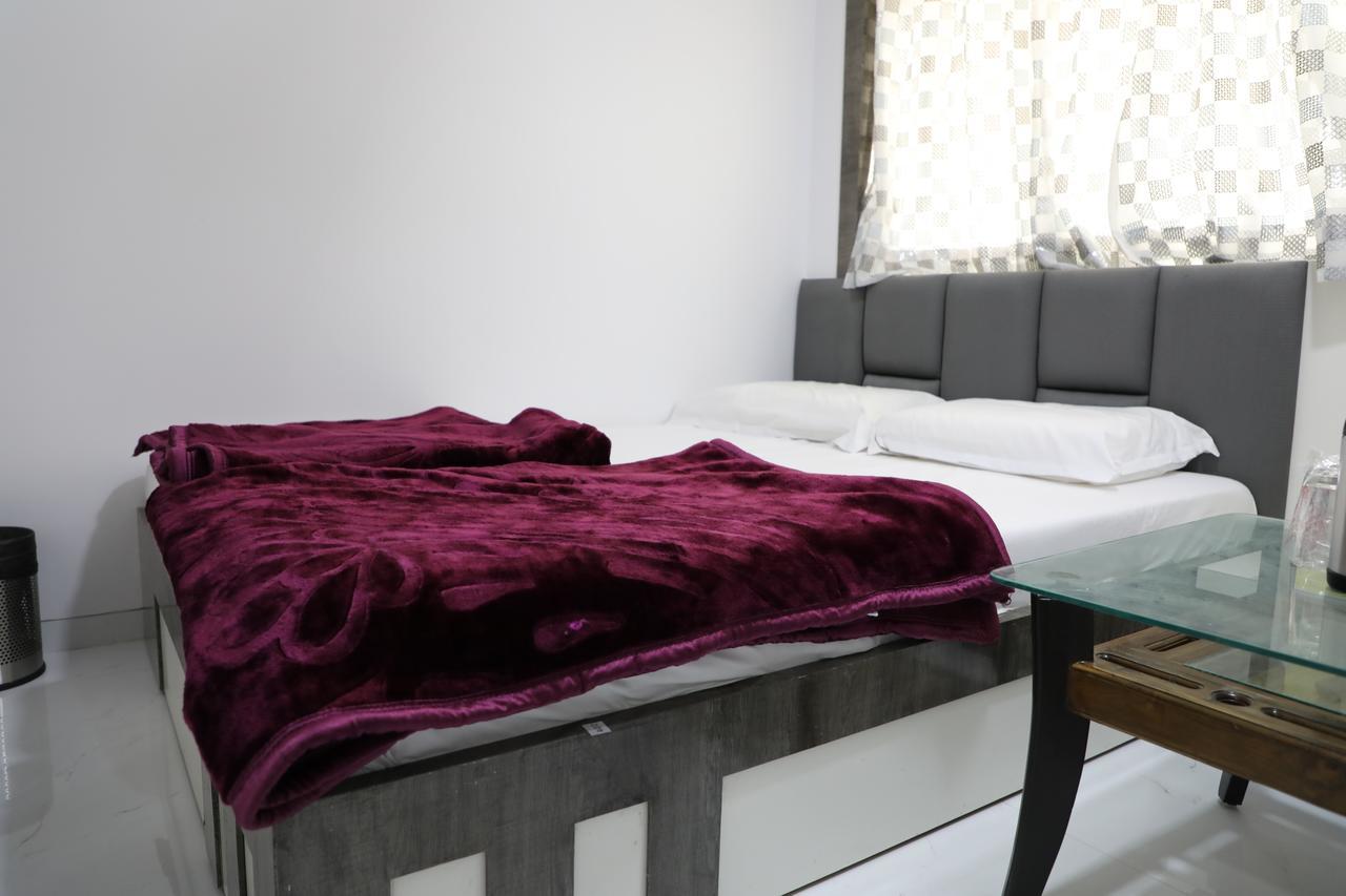 Hotel Pearl Нави Мумбай Екстериор снимка