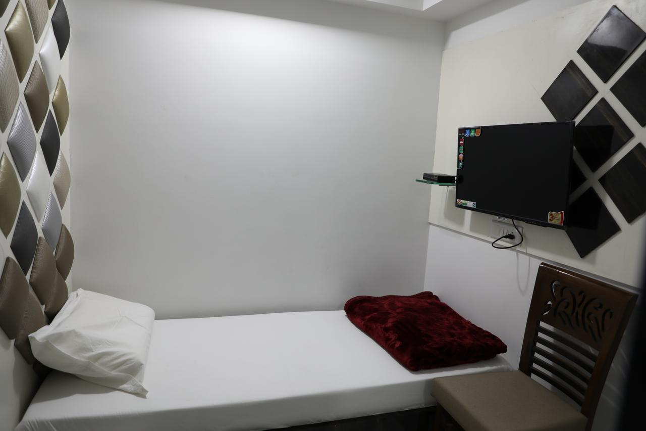 Hotel Pearl Нави Мумбай Екстериор снимка