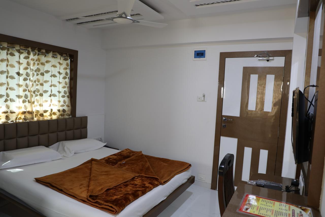 Hotel Pearl Нави Мумбай Екстериор снимка