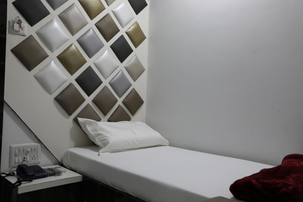 Hotel Pearl Нави Мумбай Екстериор снимка