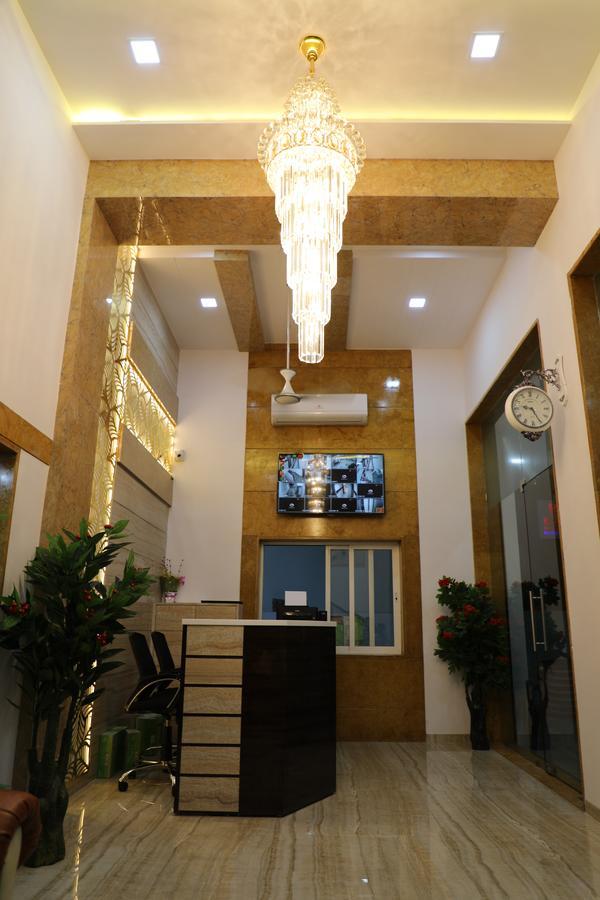 Hotel Pearl Нави Мумбай Екстериор снимка