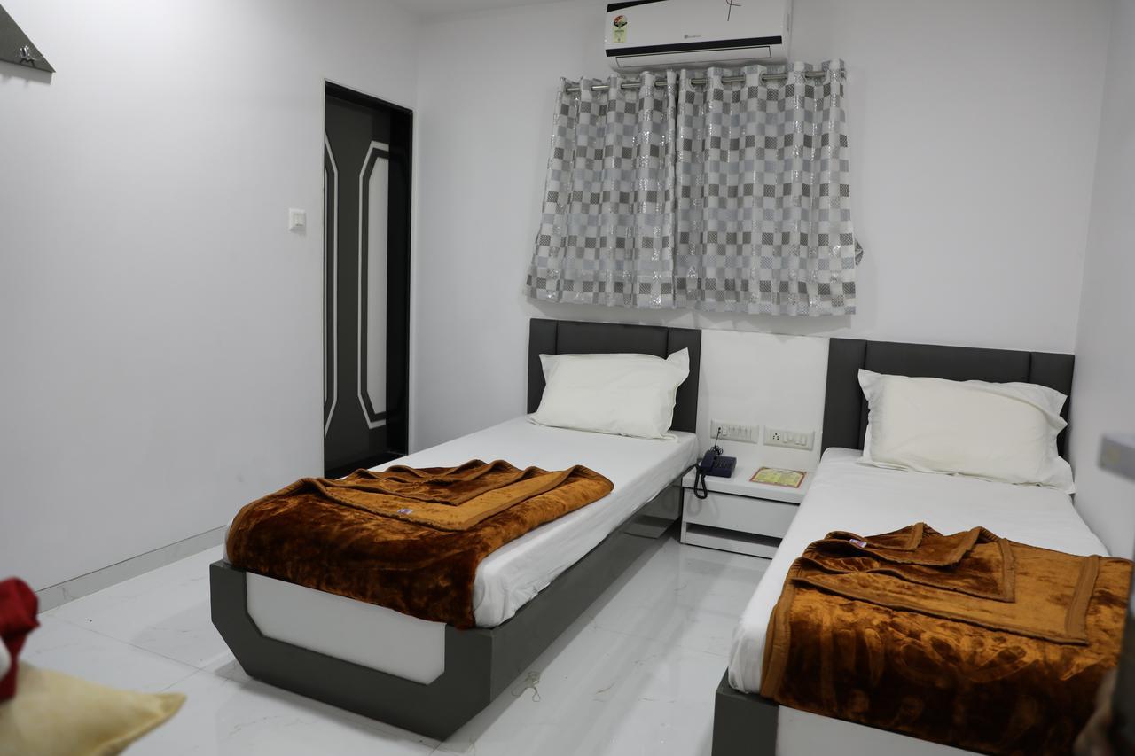 Hotel Pearl Нави Мумбай Екстериор снимка
