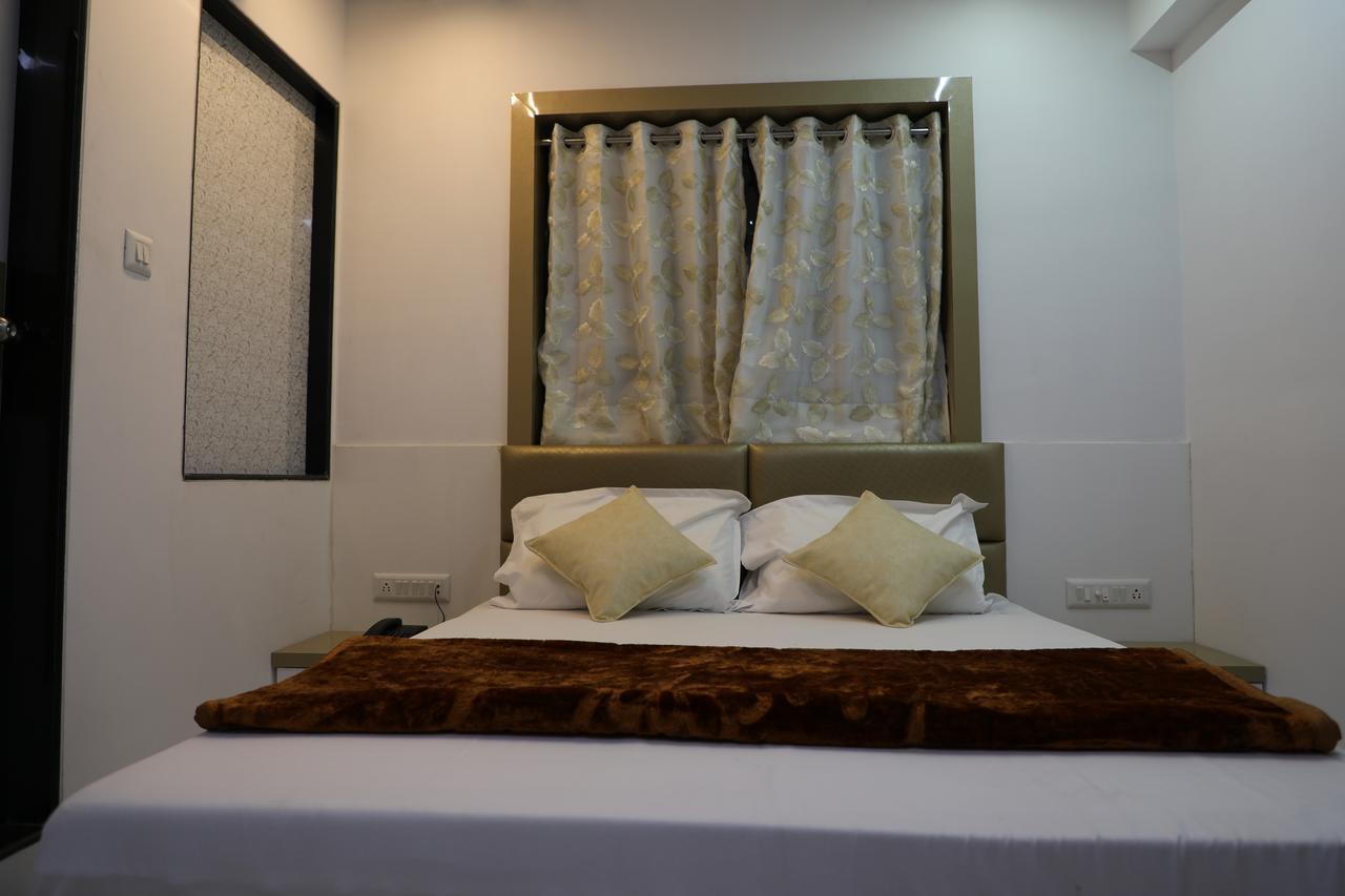 Hotel Pearl Нави Мумбай Екстериор снимка