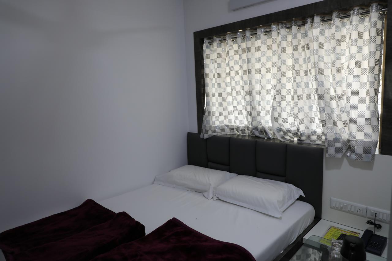 Hotel Pearl Нави Мумбай Екстериор снимка
