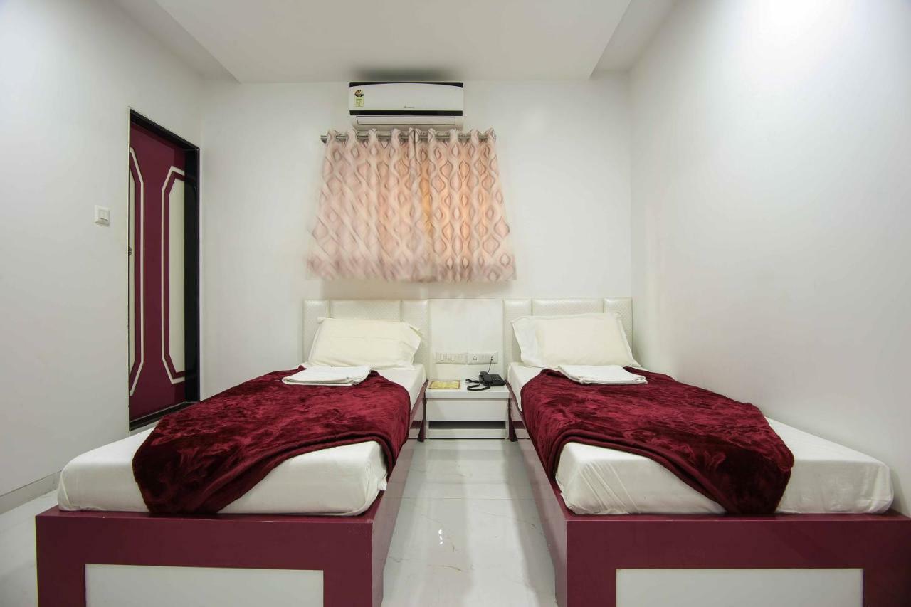 Hotel Pearl Нави Мумбай Екстериор снимка