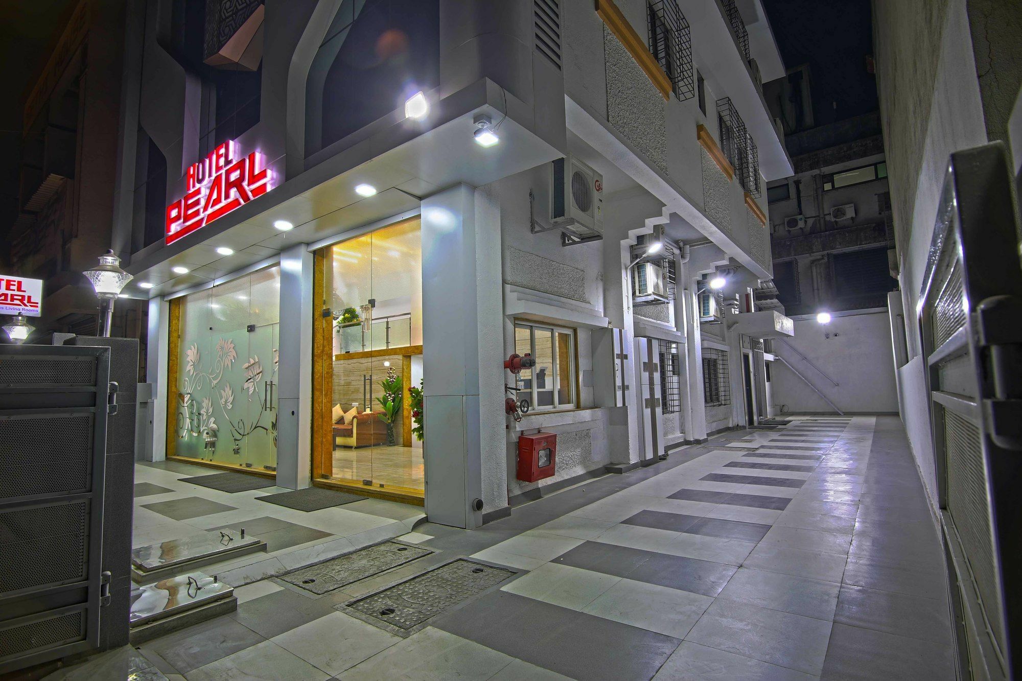 Hotel Pearl Нави Мумбай Екстериор снимка