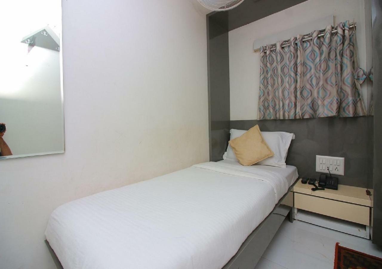 Hotel Pearl Нави Мумбай Екстериор снимка